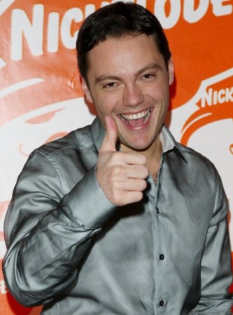 El cantante italiano Tiziano Ferro confeso que su aspiración el la vida es "casarse con un hombre y ser feliz". Aceptarlo le costo muchos años y terapia. Su recomendación es ahorrarse el sufrimiento y reconocer lo que uno es.