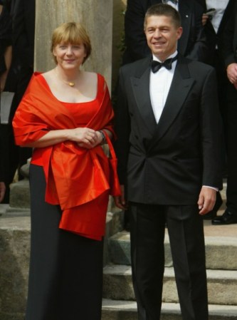 Angela Mekel. La mujer más poderosa del mundo sorprendió a Europa cuando asistió a la opera con un generoso escote. Fue la primera vez que la vieron como mujer y no como una canciller de hierro.
