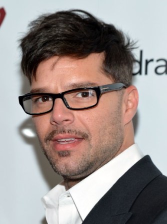 Aunque hacerlo le supusiese romper muchos corazones de sus fans, Ricky Martin venció sus miedos y proclamó a los cuatros vientos su homosexualidad hace dos años. Desde entonces parece que las cosas no le han ido mal, de hecho es padre de mellizos y vive feliz con su pareja.
