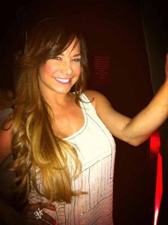 Lis Vega es una bella y talentosa actriz y bailarina cubana que vive en México y que ha destacado haciendo personajes en cine y televisión. Interpretó el persanaje de Niurka en la película basada en la vida de Niurka Marcos y actualmente trabaja como actriz en Miami con Telemundo. Lis Vega talento y belleza de Cuba para el mundo.