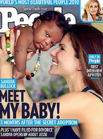 Luego de su escandaloso divorcio con el presentador de televisión Jesse James, Sandra Bullock se convirtió en madre al adoptar a un bebé afroamericano nacido en Nueva Orléans.