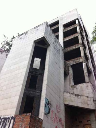 Otro edificio que pertenecía a Escobar ubicado en un lujoso lugar de Medellín y que hoy día permanece abandonado.