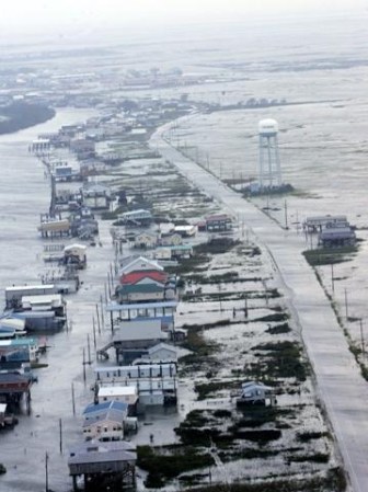 Un barrio de la población de Cocodrie, en Luisiana, quedó inundado.