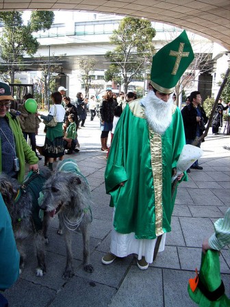Un hombre disfrazado de un Papa verde.