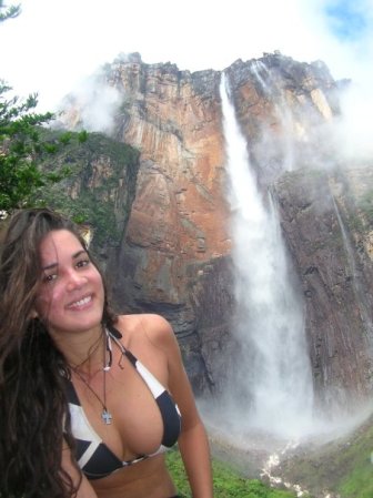 Al momento de ser asesinados, la pareja se encontraba precisamente en Venezuelas de vacaciones. En la imagen, Mónica Spear en el Salto Angel, en 2007.
