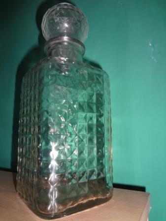 Licorera de cristal<br />Llamar a Camila 2609839: $20 .