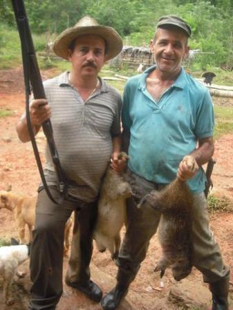 mi esposo y mi tio despues de buena caseria.... A comer jutia si te gusta te invito....