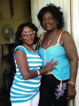 la nina y su mami.