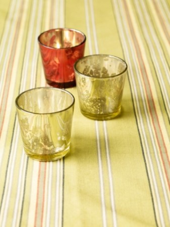 Decora con velas y vasijas. Una recomendación es siempre usar números nones como 3 o 5.