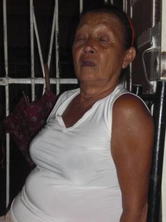mi abuela se kedo dormida despues de un plato de comida.