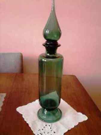 Vendo finísima botella con tapa, de cristal grueso macizo. - $50 CUC
