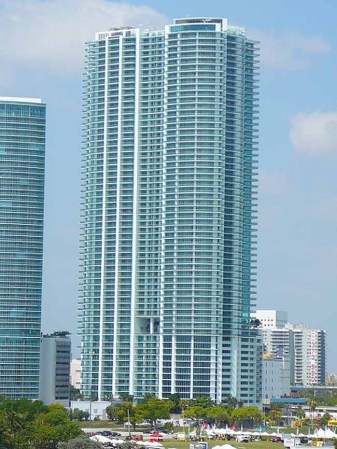 900 Biscayne Bay. 650 pies (198 metros) 55 pisos. Construído en 2008