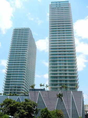 Axis at Brickell Village South Tower. 418 pies(127 metros) 40 pisos. Construído en 2008
