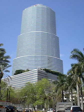Miami Tower (CenTrust Tower y Bank of America Tower) 625 pies (191 metros) 47 pisos. Construído en 1986.