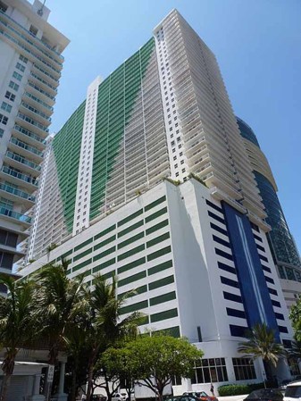 The Club at Brickell Bay. 411 pies(125 metros) 42 pisos. Construído en 2004