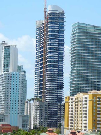 Infinity at Brickell. 632 pies (196 metros) 56 pisos. Construído en 2008