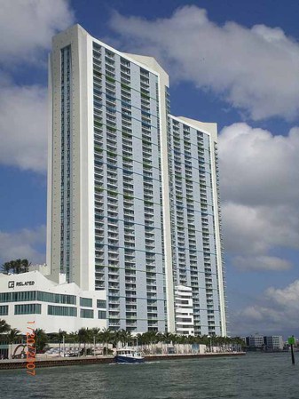 One Miami East Tower. 460 pies (140 metros) 44 pisos. Construído en 2005