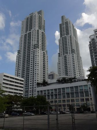 Everglades on the Bay North Tower. 538 pies(164 metros) 50 pisos. Construído en 2008