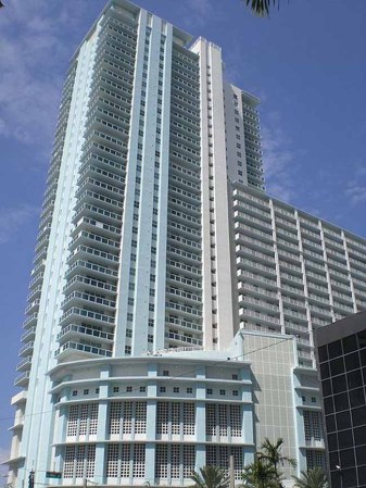 Vue at Brickell. 423 pies(129 metros) 36 pisos. Construído en 2004