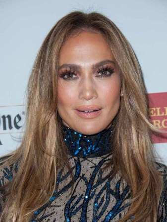 Beso explosivo entre J.Lo y Rita Moreno.