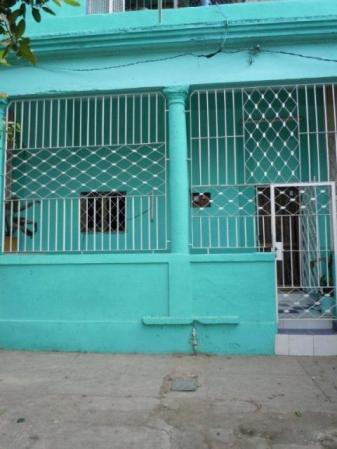 Se vende casa en Playa, calle 29 entre 60 y 62. De mampostería y placa. Precio 30.000 C.U.C. se puede hacer rebaja. La casa consta de 3 plantas.