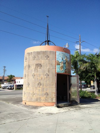La religión también ha tenido siempre presencia en Hialeah, como lo muestra esta pequeña capilla.