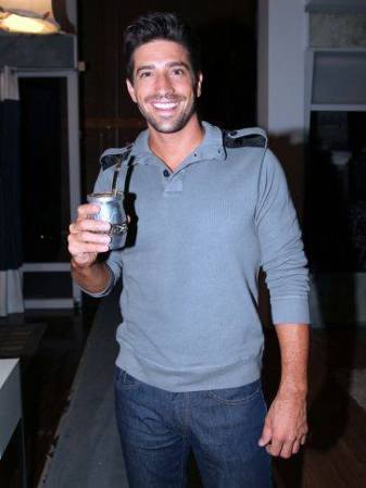 El actor, modelo y presentador competirá por llevarse el primer puesto en el nuevo show de Telemundo.