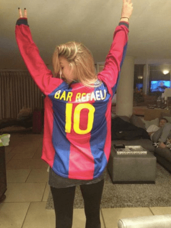 Bar Refaeli: la modelo que revoluciona el Camp Nou.