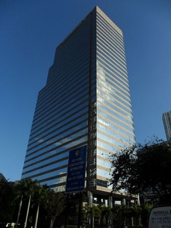 701 Brickell Avenue 450 pies (137 metros) 33 pisos. Construído en1986