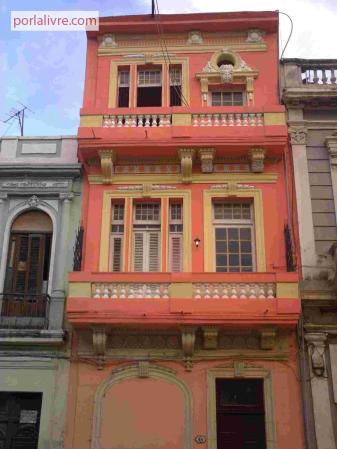Categoría: Casas en venta<br />Ubicación: Colón (CH) (Centro Habana)<br />Precio: $27,000<br />Tipo de Vivienda: Propiedad Horizontal<br />Cant. de Dormitorios: 4 cuartos<br />Cant. de Baños: 3+ baños<br />Año de fabricación: Década del 50<br />Piso: 2do piso<br />Área (m2): 100<br />Etiquetas: Azotea libre, Gas de la calle, Teléfono, Urge vender<br />Contacto: Efrain Rios, 8-61-42-88 5 816 95 11.