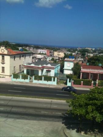 Propiedad a la venta en Playa cerca del Cabaret Tropicana. Tiene comedor, terraza, bar, cocina y tres cuartos, además de dos baños. Piden 50,000 CUC.