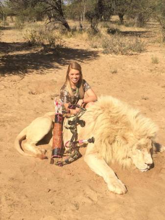 “Cazar en Kalahari fue una experiencia increíble, mi arco Brear Rumor se desempeñó perfectamente”, escribió en su página de Facebook la joven posando al lado de un enorme león.