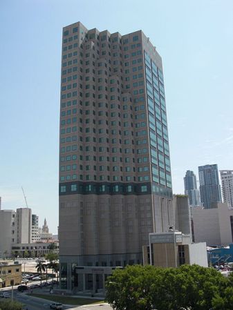 Courthouse Center. 405 pies(123 metros) 30 pisos. Construído en 1986