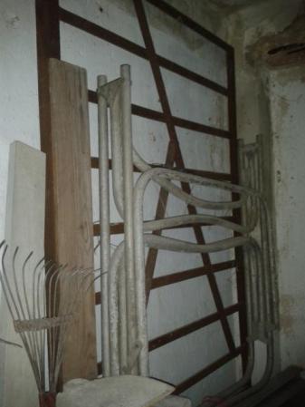 Vendo tejas metalicas y reja para puerta<br />Vendo reja para puerta:30 cuc<br />Tejas metalicas:5 cuc c/u