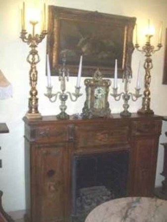 Vendo esta chimenea antigua, adornos, lámparas en pareja, etc.