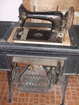 Se Vende Maquina de Coser antigua, marca SELECTA, está en buenas condiciones y funciona perfectamente, solo necesita mantenimiento, hace muchos años que no se utiliza. El precio es de $30.00 cuc.