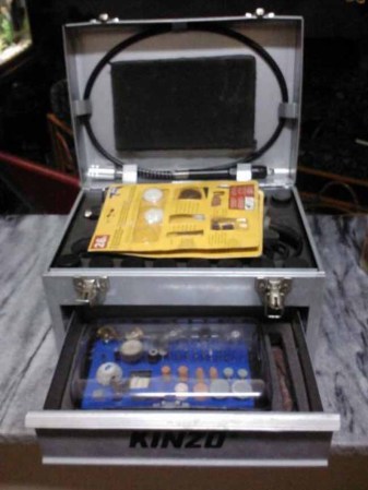1. 130cuc Vendo equipo para desbastar, para fresar y para muchas otras cosas más, el equipo viene con una extensión donde puede colocar la piedra que Ud. desee utilizar para el trabajo que vaya hacer. El equipo viene con sus repuestos para las diferentes fresas y piedras que tiene. El equipo trabaja en 110 volt. Está en perfecto estado, listo para ser utilizado ya.