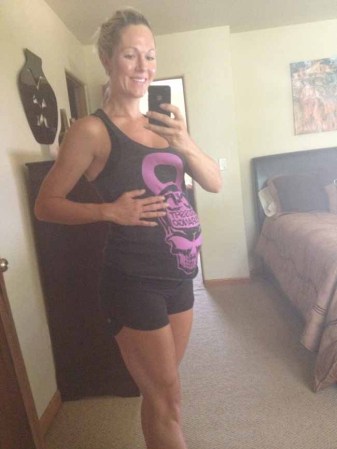 Lea-Ann Ellison, la embarazada que levanta pesas.