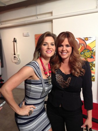 Dos de las mujeres más guapas de Telemundo: la actriz Sonya Smith y la presentadora María Celeste Arrarás de “Al Rojo Vivo”.