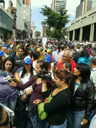 Venezolanos esperando a Leopoldo López a las afueras del Palacio de Justicia en Caracas.