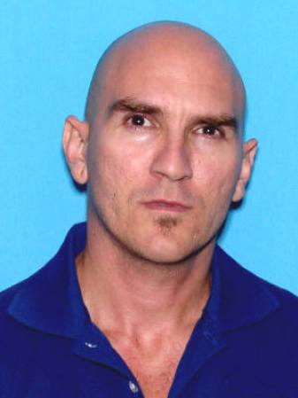 Este hombre es Pedro Vargas, diseñador gráfico de origen cubano y autor de la masacre. Nadie sabe que motivó que perdiera la razón y comenzara a disparar. Todo se inició cuando le prendió fuego a 10 mil dólares que sacó del banco y los administradores del edificio tocaron a su puerta y salió disparando con una pistola 9 mm.