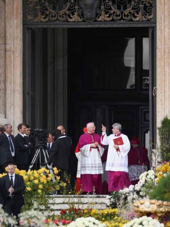 VATICAN CITY, VATICAN - MARCH 31: Final preparations are made prior to Pope Francis delivering his first 'Urbi et Orbi' blessing from the balcony of St. Peter's Basilica during Easter Mass on March 31, 2013 in Vatican City, Vatican. Pope Francis will deliver his message to the gathered faithful from the central balcony of St. Peter's Basilica in St. Peter's Square after his first Holy week as Pontiff. (Photo by Dan Kitwood/Getty Images)
