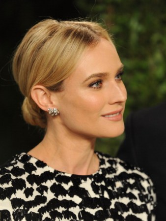 A diferencia del chongo alto de Jennifer López, la actriz Diane Kruger le apuesta a la media raya con chongo bajo. ¡Ideal para galas y fiestas en el día!