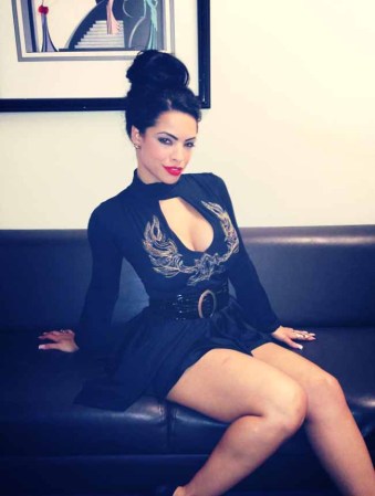 Dayamí Padrón, es una joven modelo y actriz cubana, que está haciendo una carrera en los medios de comunicación de Miami.