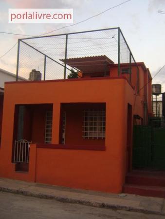 Casa independiente, 2 plantas, en buen estado, lista para vivir, portal, sala, 2/4, comedor, cocina, baño. Planta Alta: 1/4, baño, cocina, terrazas cercadas, gas de la calle, corriente 110 y 220, a dos cuadras de 100 y 51, Marianao. $23,000