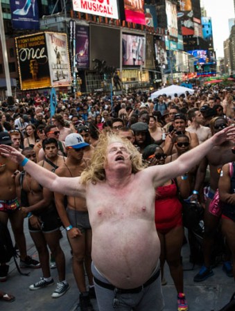 La desnudez se apoderó de Times Square en Nueva York, donde miles de neoyorquinos en ropa interior se reunieron para tratar de batir la marca mundial de Guinness.