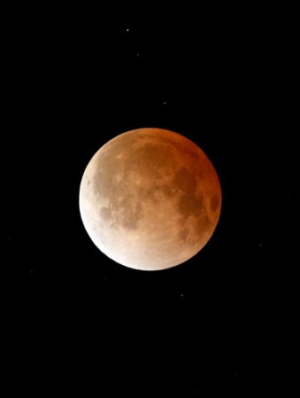 El continente americano pudo ver un eclipse total de la Luna, que duró unos 78 minutos y fue retransmitido en directo por la NASA en conexión con el Marshall Space Flight Center de Alabama (EEUU).