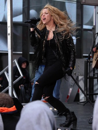 La estrella colombiana retorna por todo alto a los escenarios ante el lanzamiento de su nuevo disco, y tras convertirse en madre. Presentación de Shakira en el show “Today” en la Plaza Rockefeller de Nueva York.