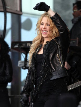 La estrella colombiana retorna por todo alto a los escenarios ante el lanzamiento de su nuevo disco, y tras convertirse en madre. Presentación de Shakira en el show “Today” en la Plaza Rockefeller de Nueva York.