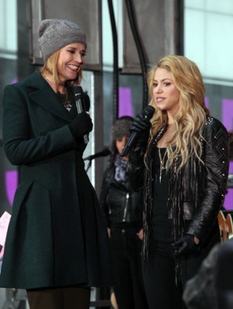 La estrella colombiana retorna por todo alto a los escenarios ante el lanzamiento de su nuevo disco, y tras convertirse en madre. Presentación de Shakira en el show “Today” en la Plaza Rockefeller de Nueva York.